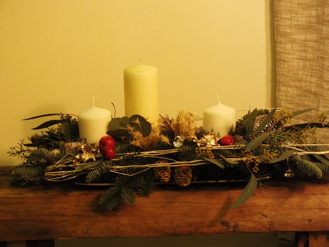 Pailga vidutinė kalėdinė kompozicija su žvakėmis