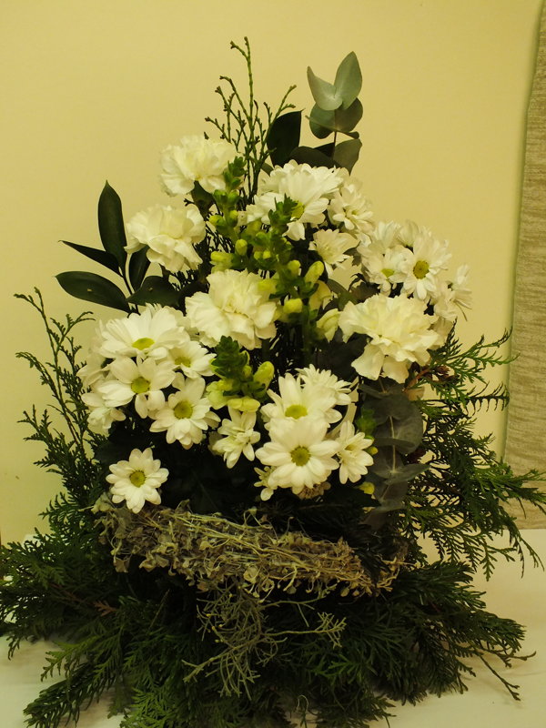 Nedidelė aukšta baltų gėlių kompozicija šermenims