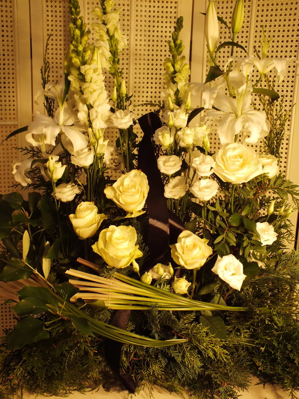 Aukšta didelė baltų gėlių kompozicija šermenims