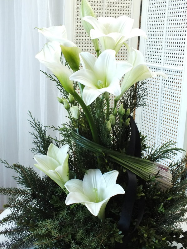 Nedidelė aukšta baltų gėlių kompozicija šermenims