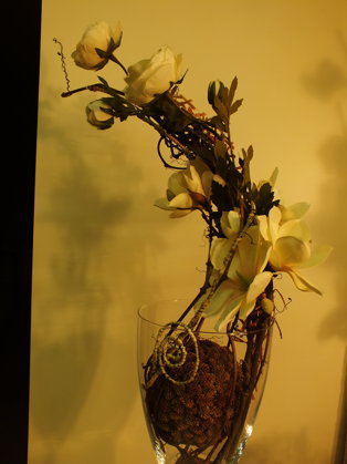 Dirbtinių gėlių kompozicija stiklo vazoje